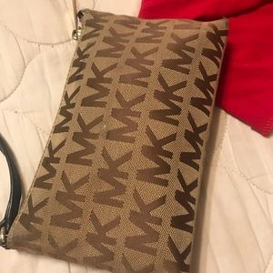 MK small purse strap is broken but can be fixed
